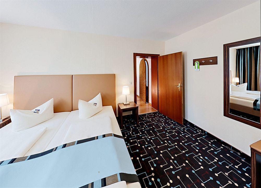 Hotel Koeniger Pliening Экстерьер фото