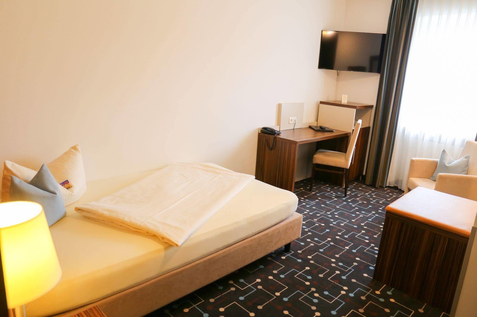 Hotel Koeniger Pliening Экстерьер фото