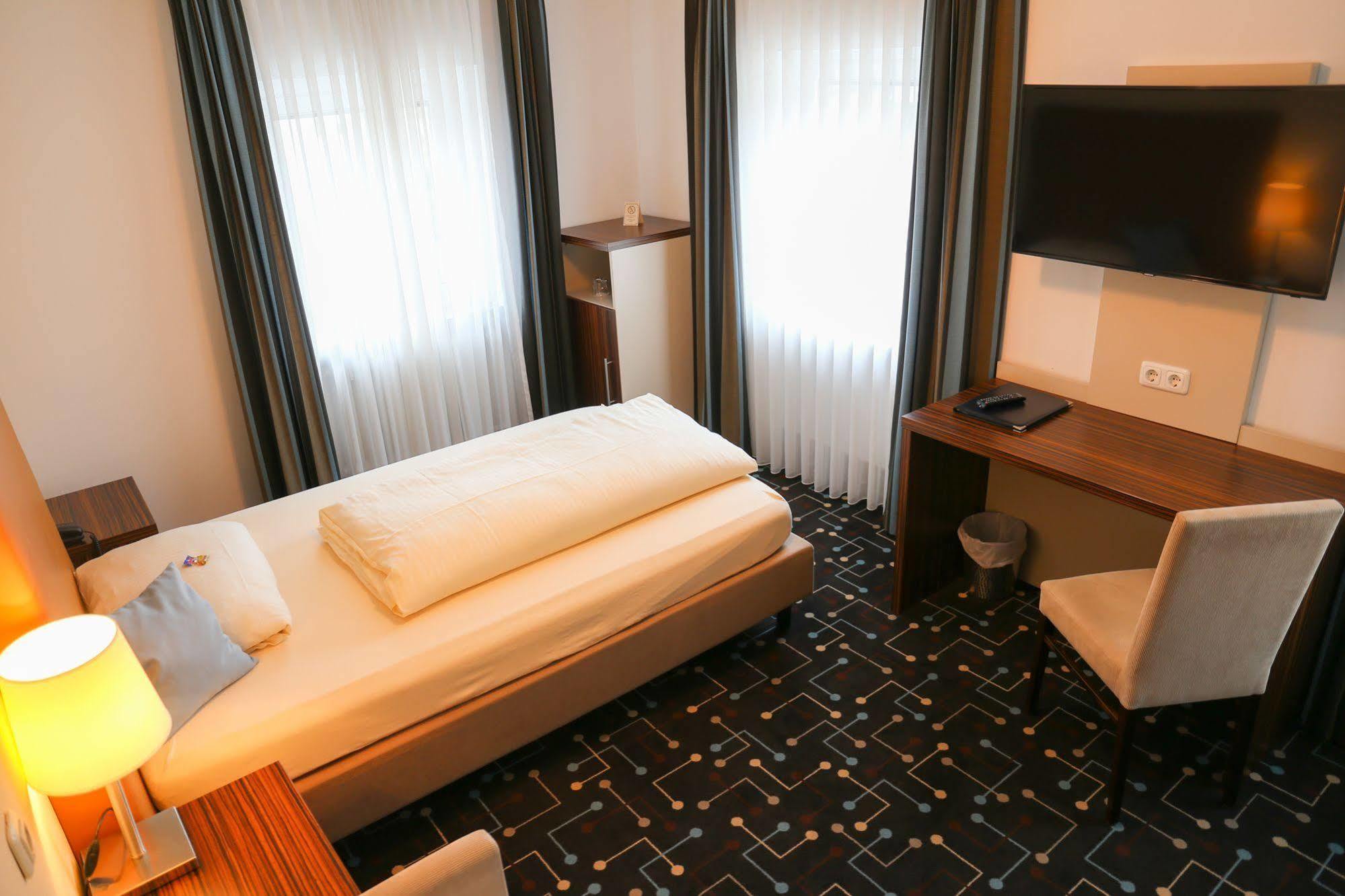 Hotel Koeniger Pliening Экстерьер фото