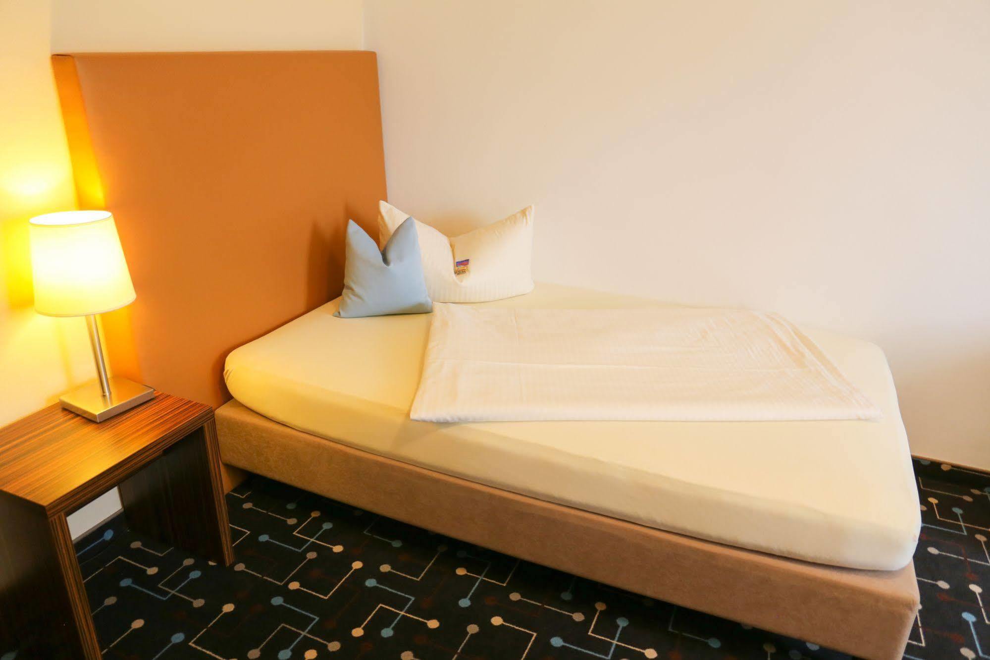 Hotel Koeniger Pliening Экстерьер фото