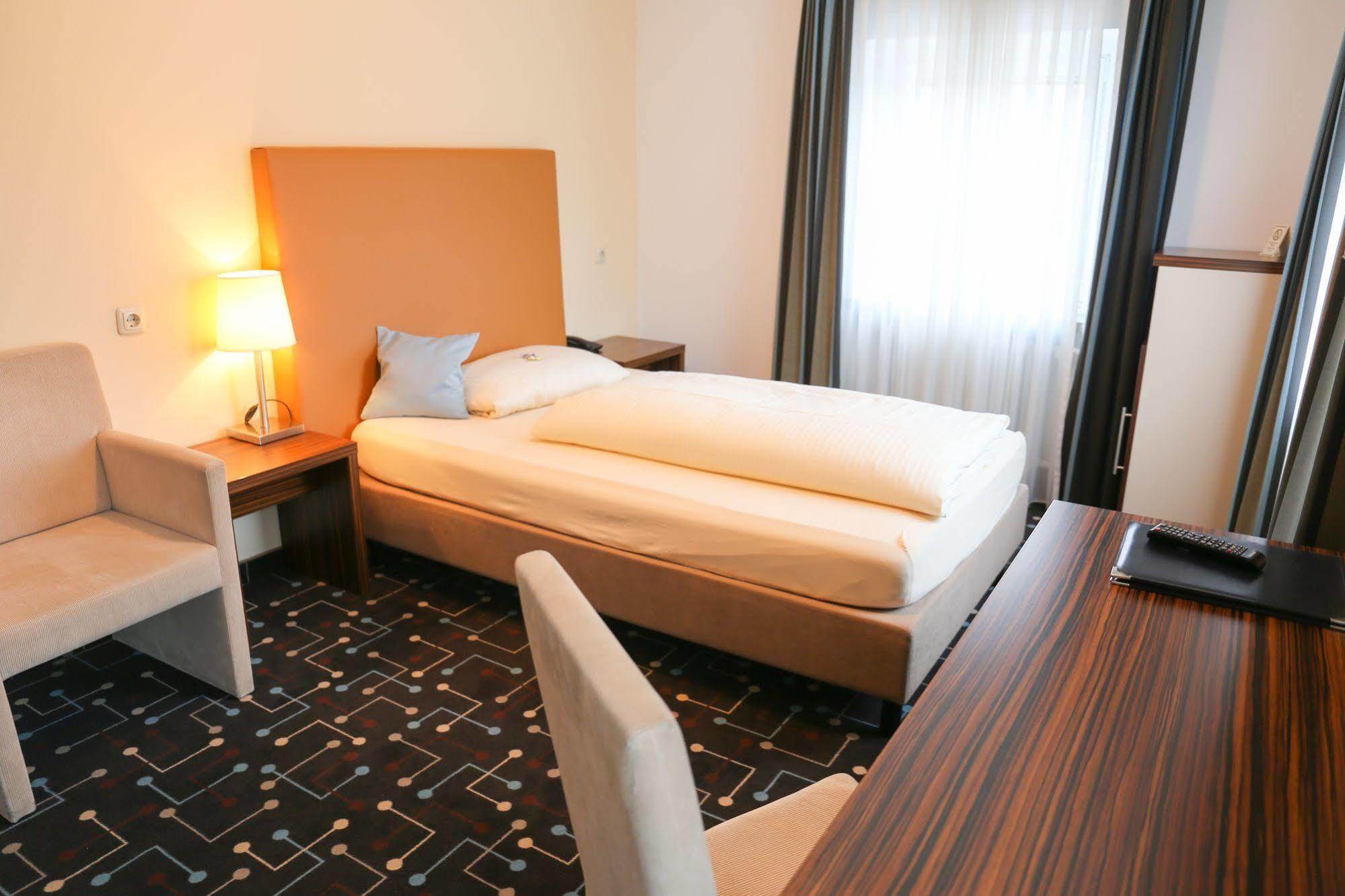 Hotel Koeniger Pliening Экстерьер фото