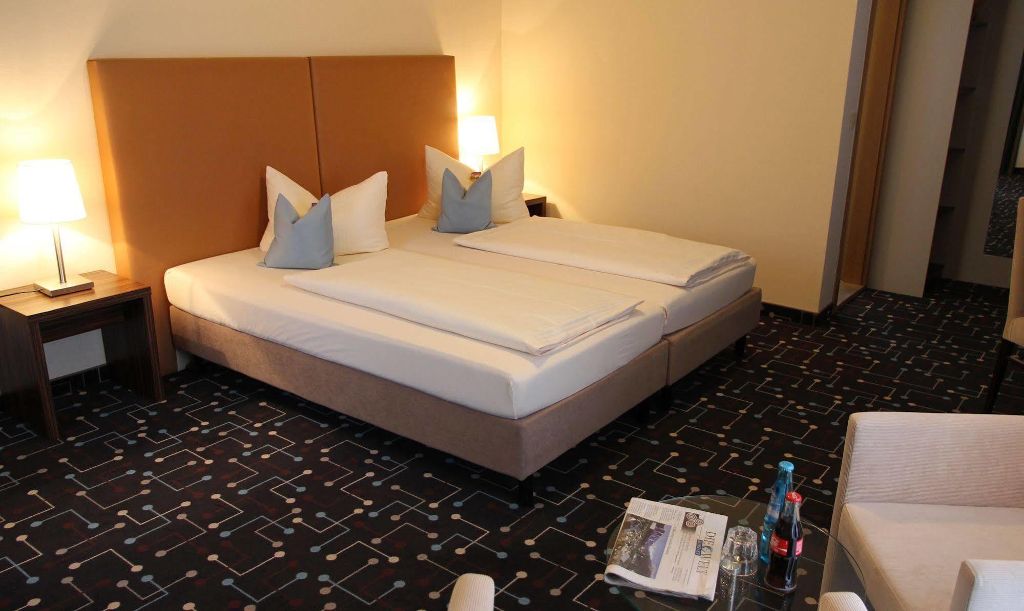 Hotel Koeniger Pliening Экстерьер фото